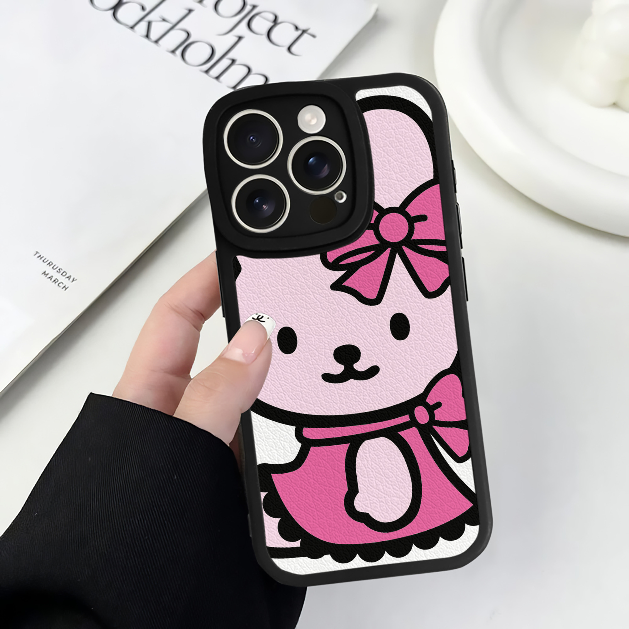 （画像用） Hello Kitty ハローキティ 【iPhone 16シリーズ対応】シリコンスマホケース（レザー調） 材質：シリコン